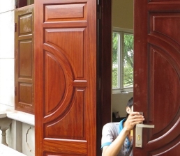 Mẹo xử lý cửa gỗ bị cong vênh chỉ trong tích tắc