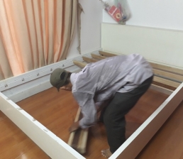 Có nên hay không nên thuê thợ tháo lắp đồ gỗ tại nhà