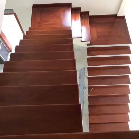 Cầu thang gỗ công nghiệp